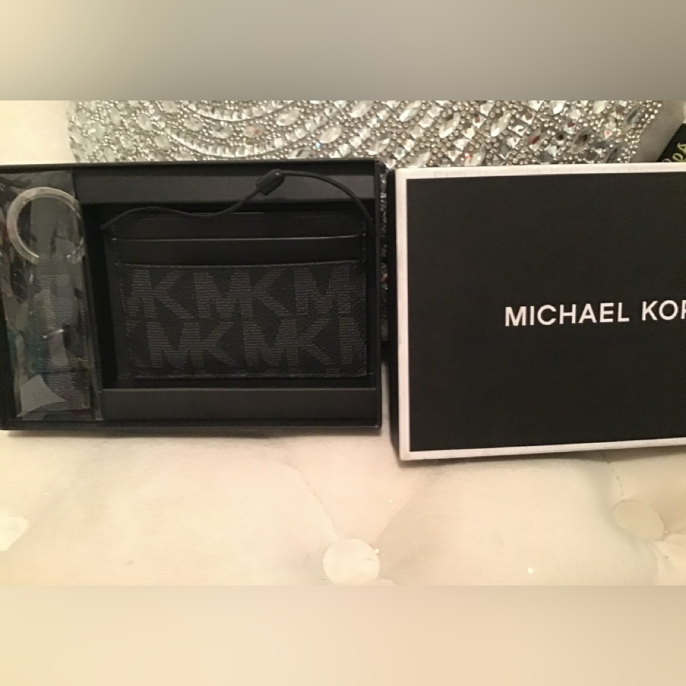 Beautiful Michael kors wallet and key chain set